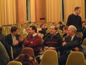 In der Pause diskutieren unsere Gäste über den Vortrag