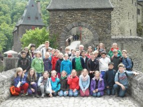 Unsere Klasse vor dem Tor