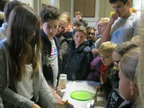 Waffelbackaktion der Religionskurse Stufe 10 am 9.12.2014