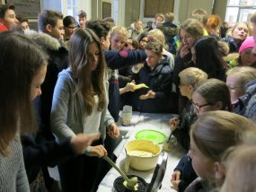 Waffelbackaktion der Religionskurse Stufe 10 am 9.12.2014