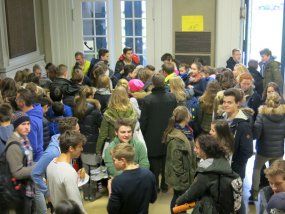 Waffelbackaktion der Religionskurse Stufe 10 am 9.12.2014