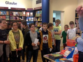 Klasse 5b am 05.05.2015 in der Buchhandlung Mennenöh.
