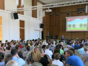 FOTOS: THOMAS ZÖLLNER, Begrüßung in der Aula
